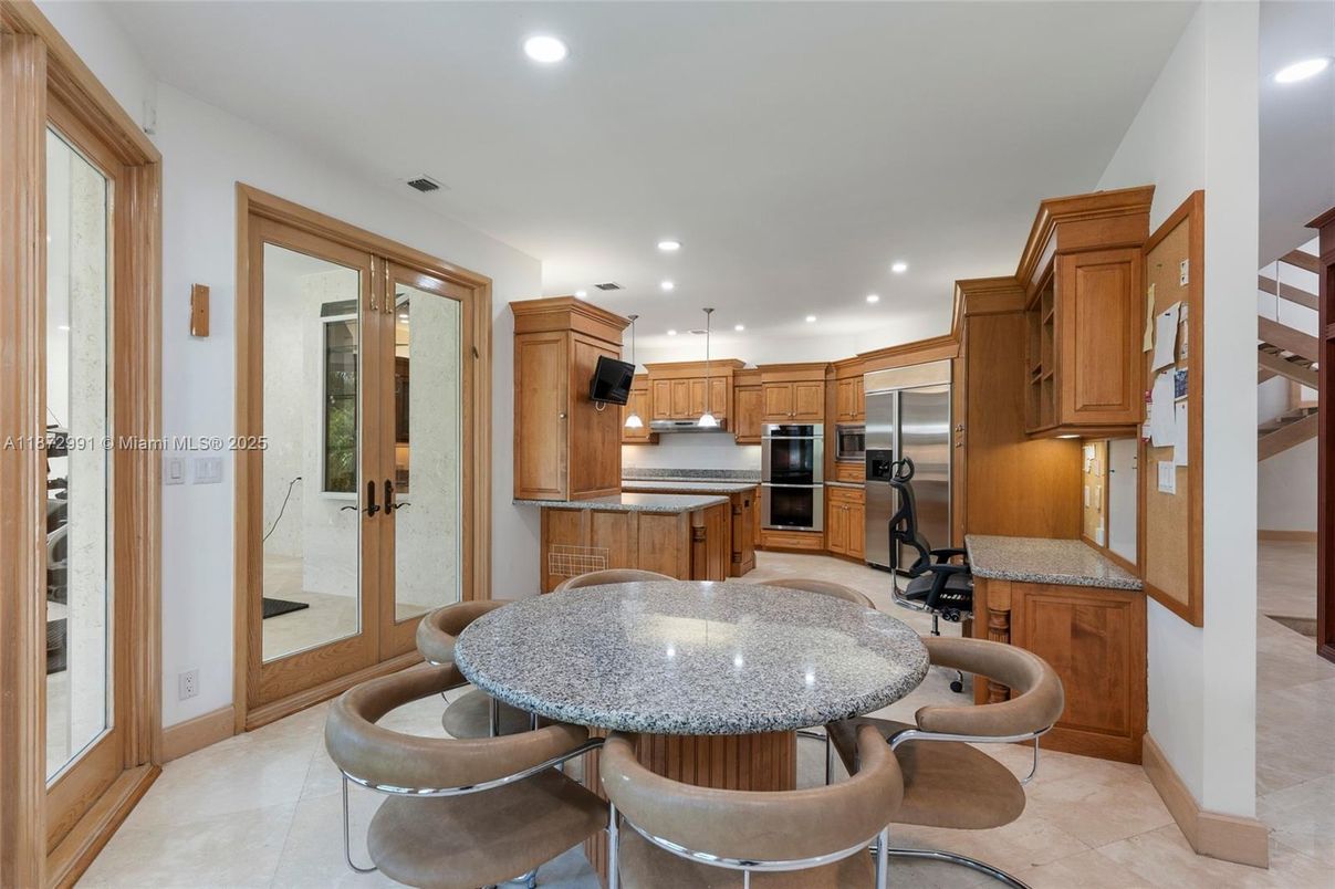 Dining room, Interior, Kitchen, Recessed Lighting, Stainless Steel Appliances