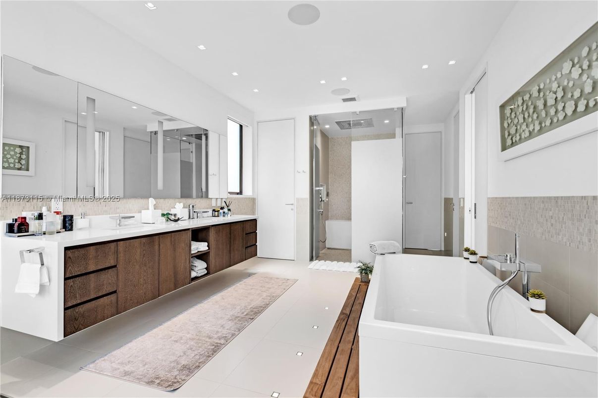 Bathroom, Dual Sink Vanities, Interior, Recessed Lighting