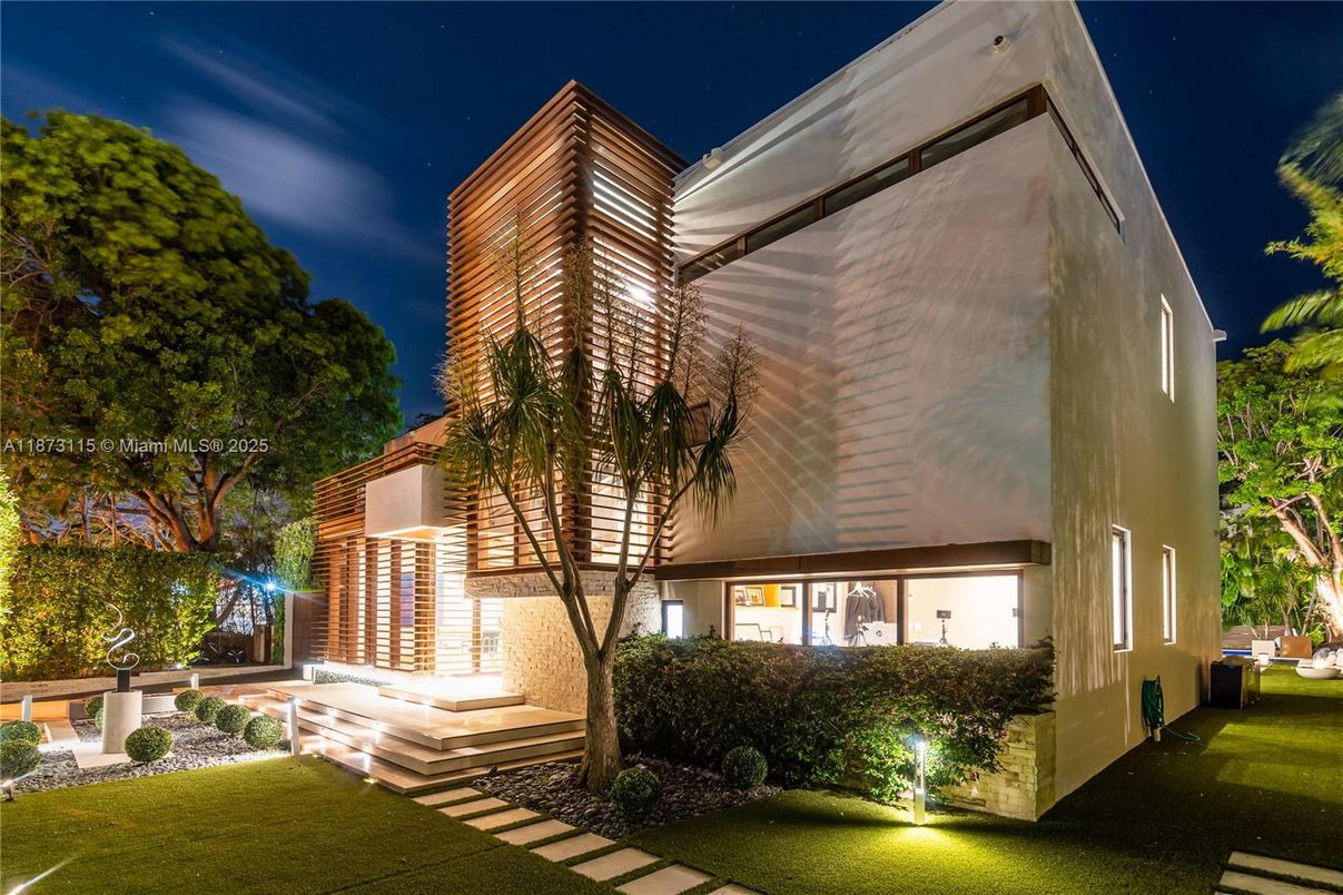 Exterior, Facade, Modern