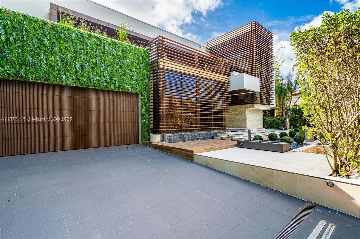 Attached, Exterior, Facade, Modern