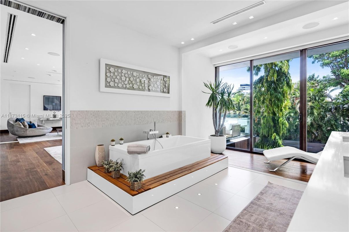 Bathroom, Interior, Recessed Lighting, Wood Texture Flooring