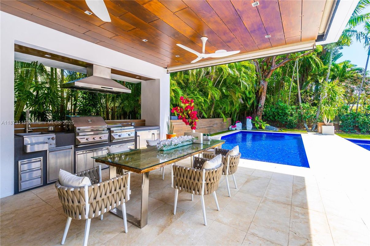 Exterior, Outdoor Kitchen, Pool