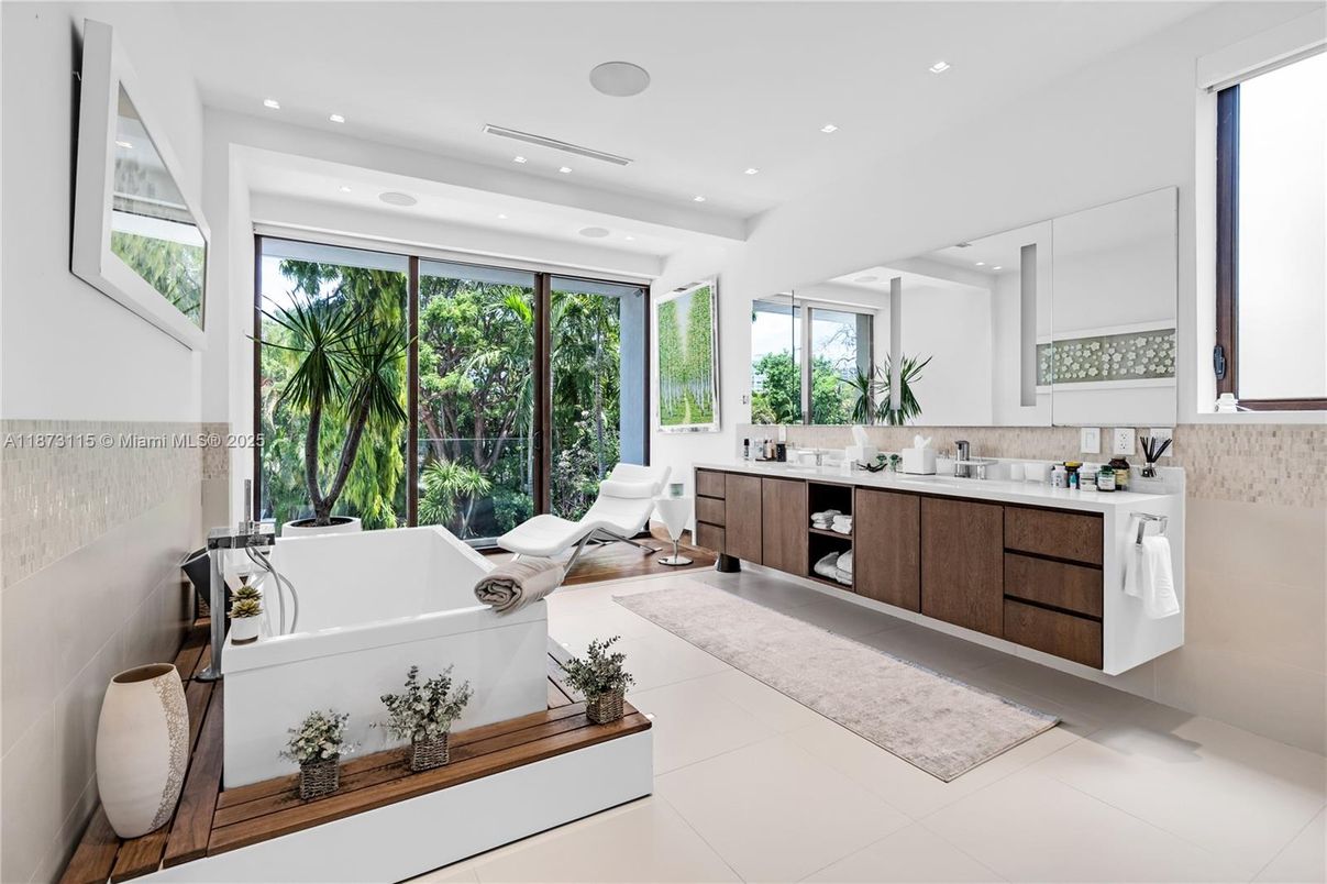Bathroom, Dual Sink Vanities, Interior, Recessed Lighting