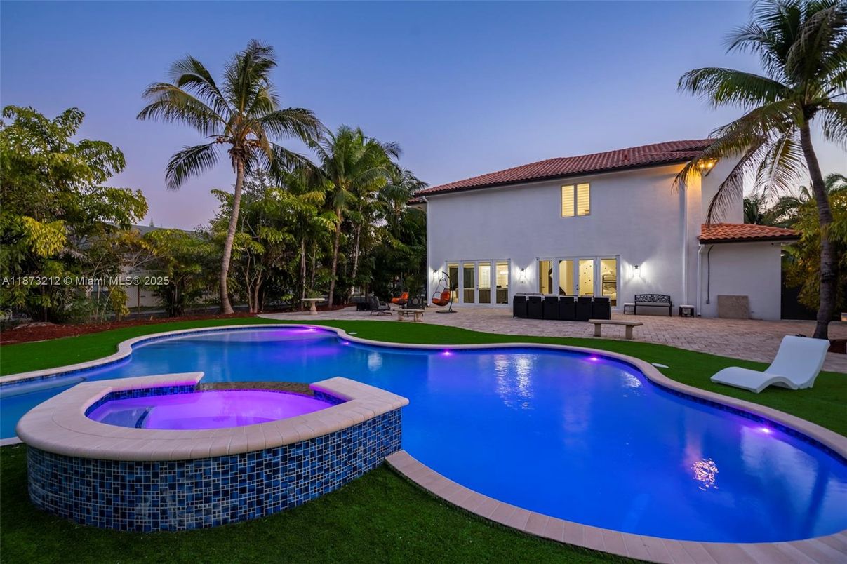 Exterior, Pool