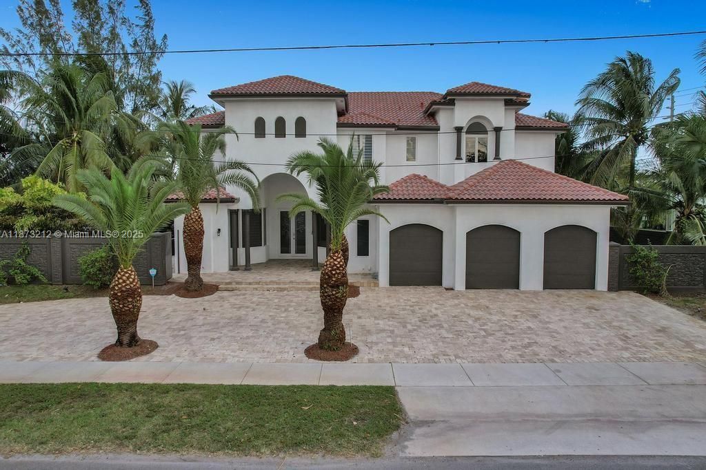 Attached, Exterior, Facade, Mediterranean