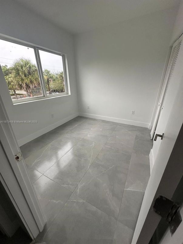 Empty room, Interior