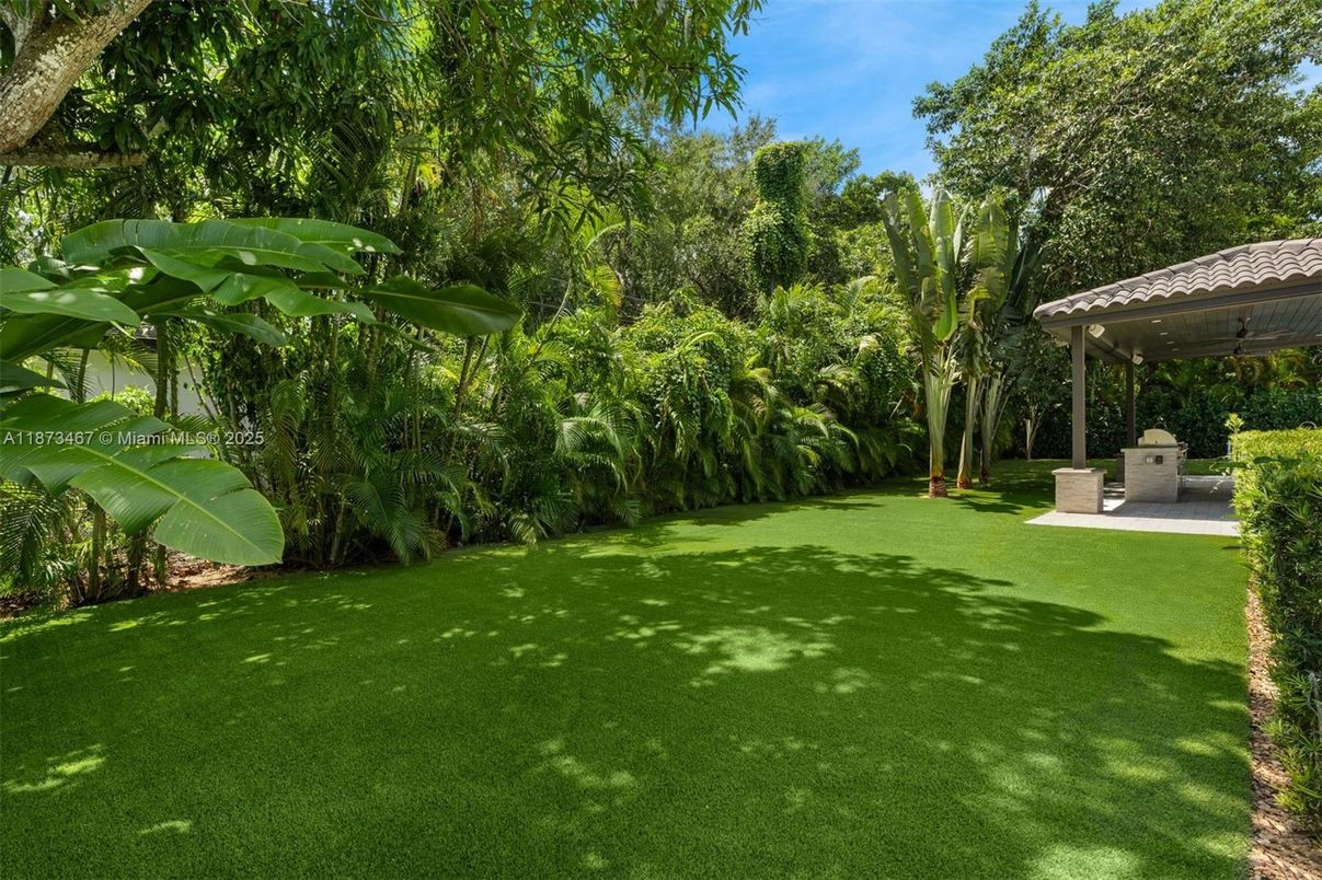 Backyard, Exterior, Outdoor Kitchen