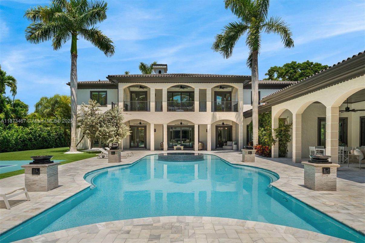 Exterior, Outdoor Kitchen, Pool