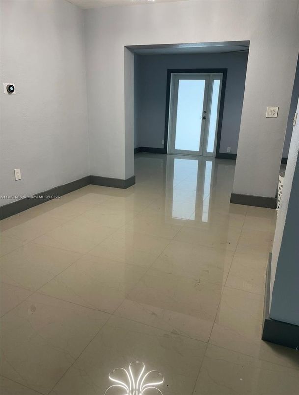 Empty room, Interior