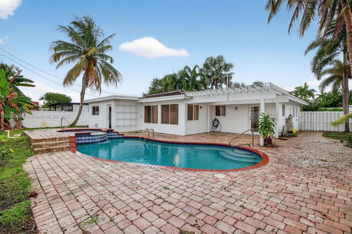 Exterior, Pool