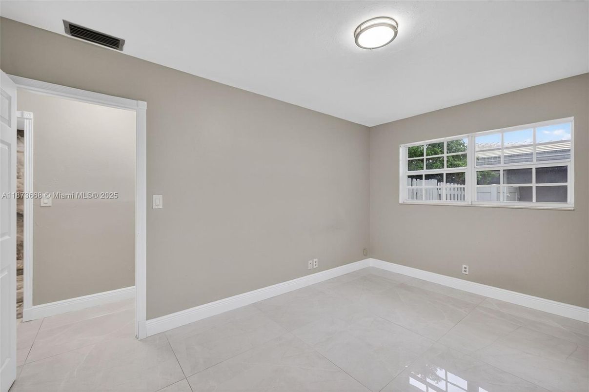 Empty room, Interior