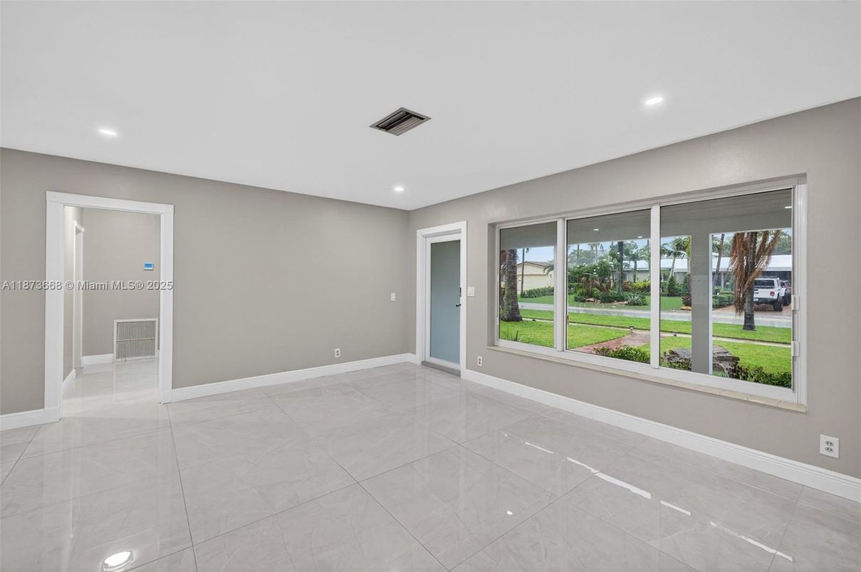 Empty room, Interior, Recessed Lighting