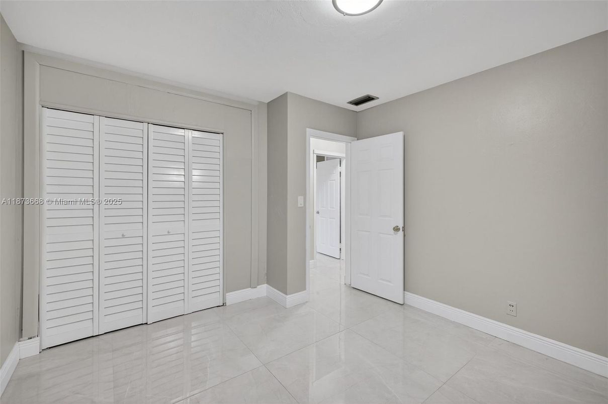 Empty room, Interior