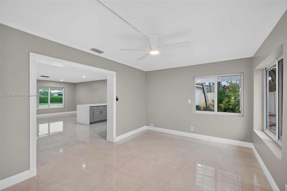 Empty room, Interior, Recessed Lighting