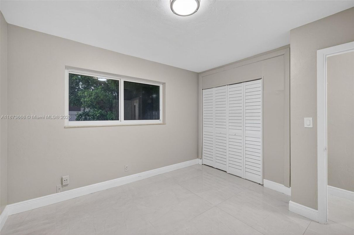 Empty room, Interior