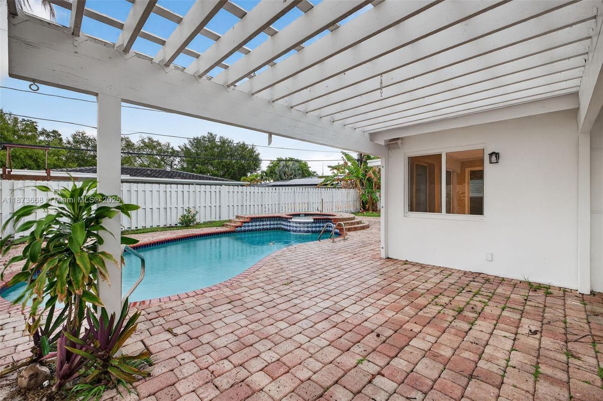 Exterior, Pool