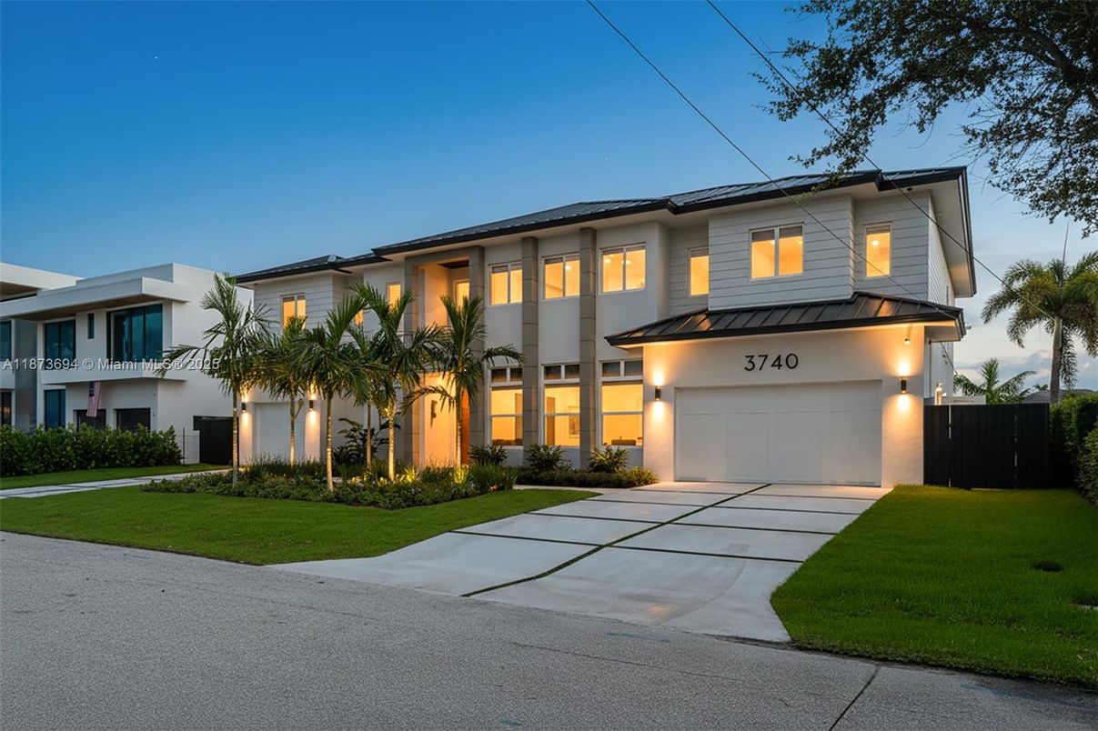 Attached, Exterior, Facade, Modern