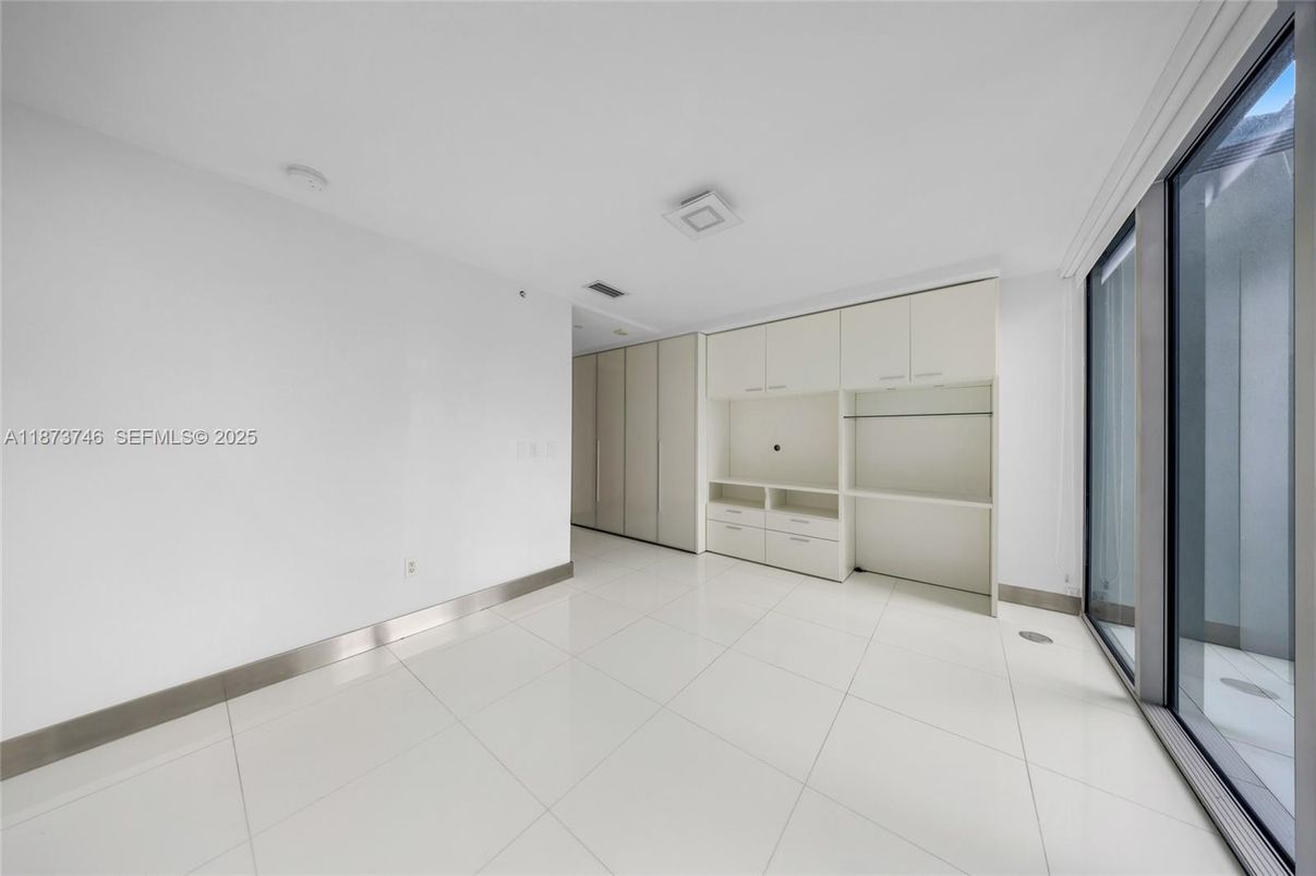 Empty room, Interior