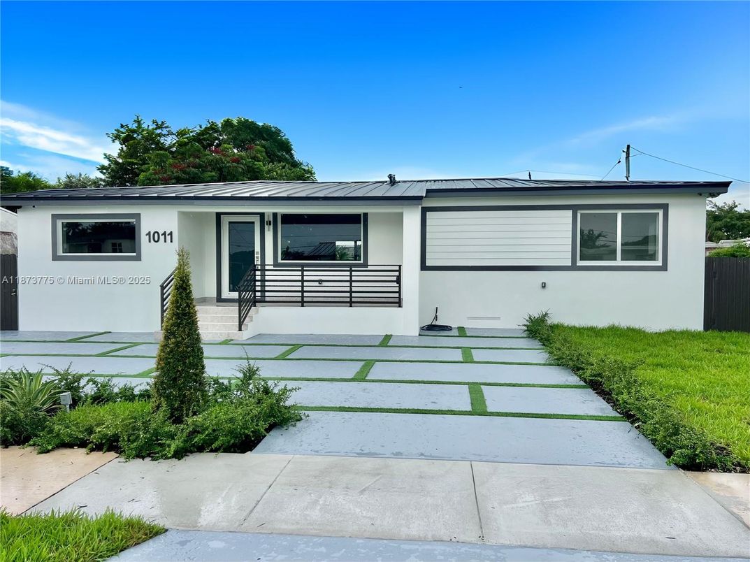 Exterior, Facade, Ranch
