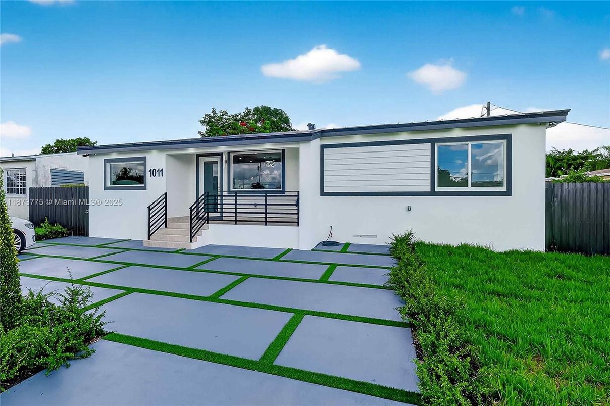 Exterior, Facade, Ranch