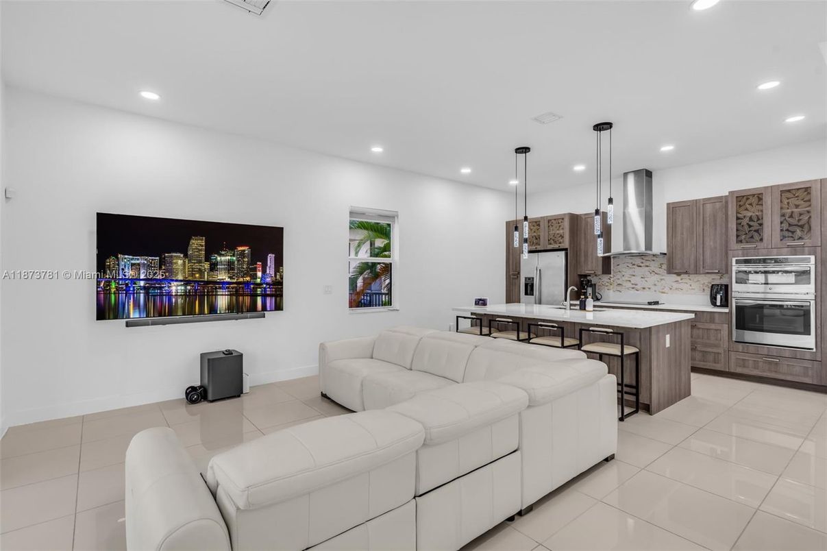 Interior, Kitchen, Living room, Pendant Lights, Recessed Lighting, Stainless Steel Appliances