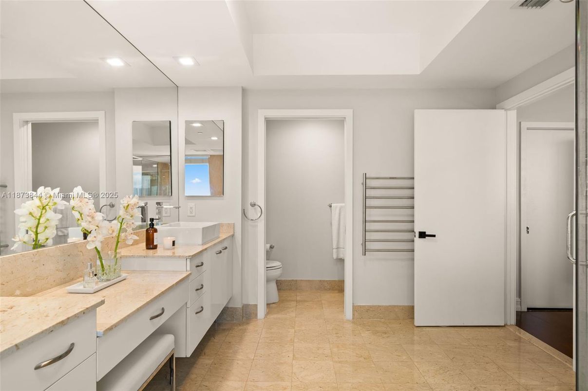 Bathroom, Dual Sink Vanities, Interior, Recessed Lighting