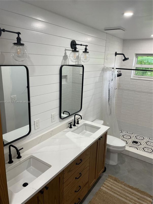 Bathroom, Dual Sink Vanities, Interior, Recessed Lighting