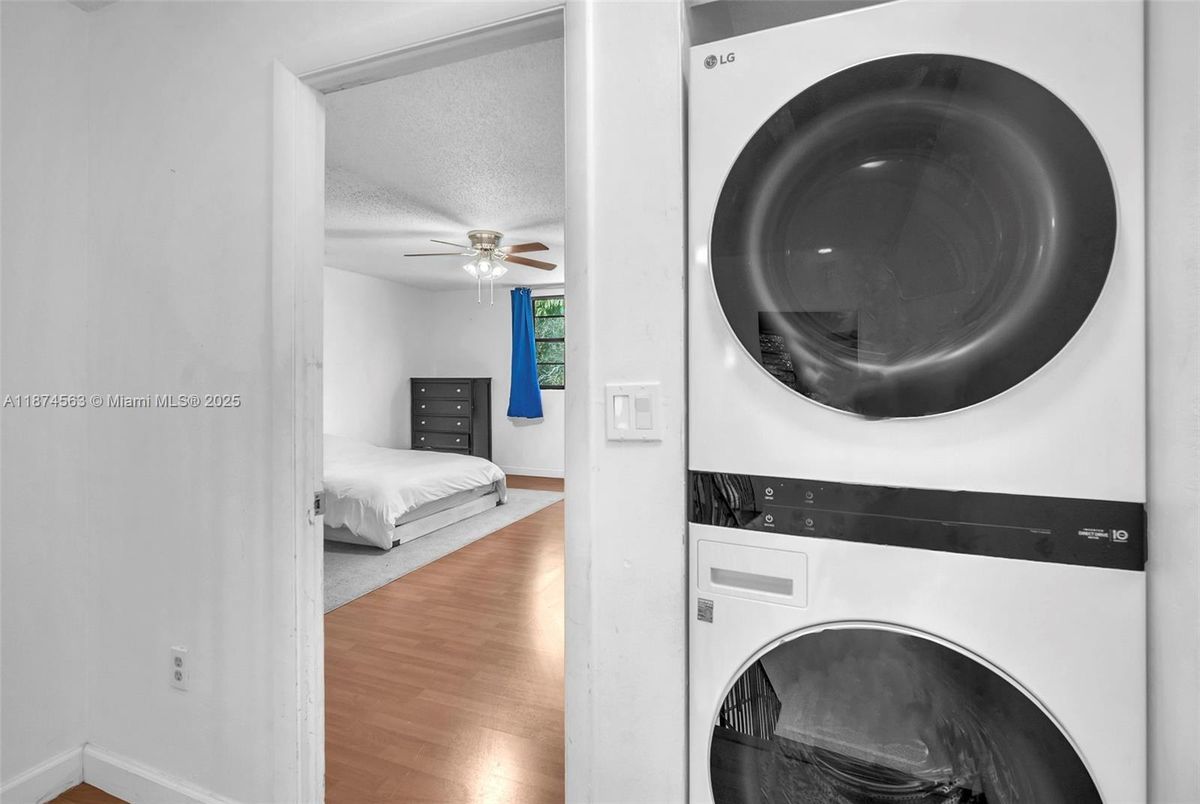 Bedroom, Interior, Utility Closets, Washer, Wood Texture Flooring