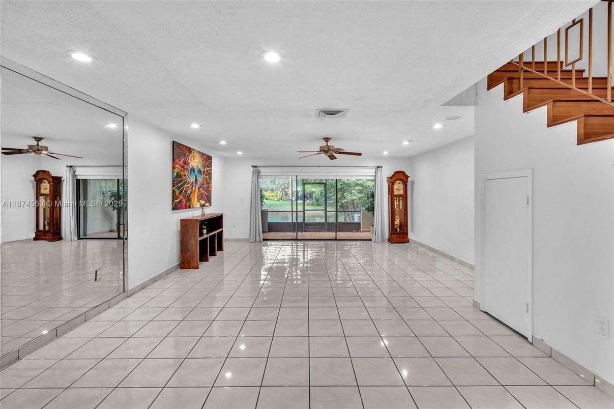 Empty room, Interior, Recessed Lighting