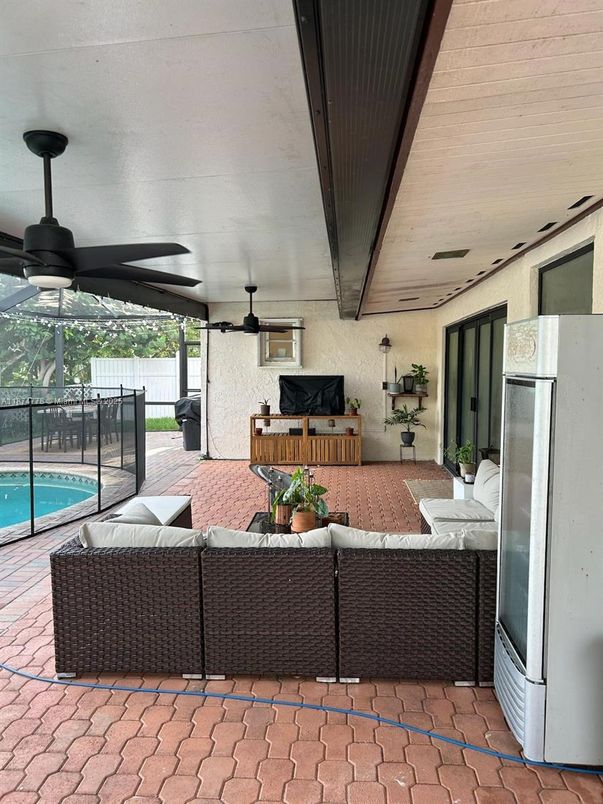 Exterior, Outdoor Kitchen, Pool
