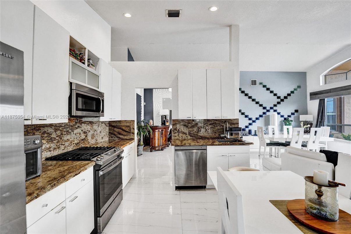 Dining room, Interior, Kitchen, Recessed Lighting, Stainless Steel Appliances