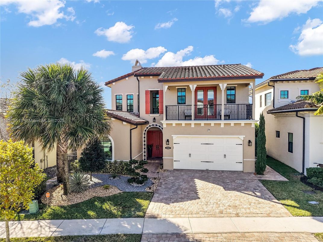 Attached, Exterior, Facade, Mediterranean