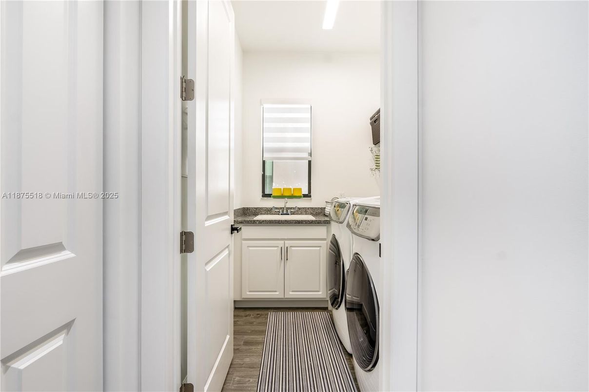 Interior, Washer, Wood Texture Flooring