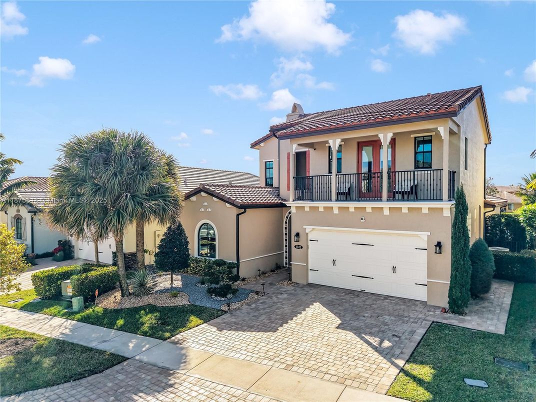 Attached, Exterior, Facade, Mediterranean