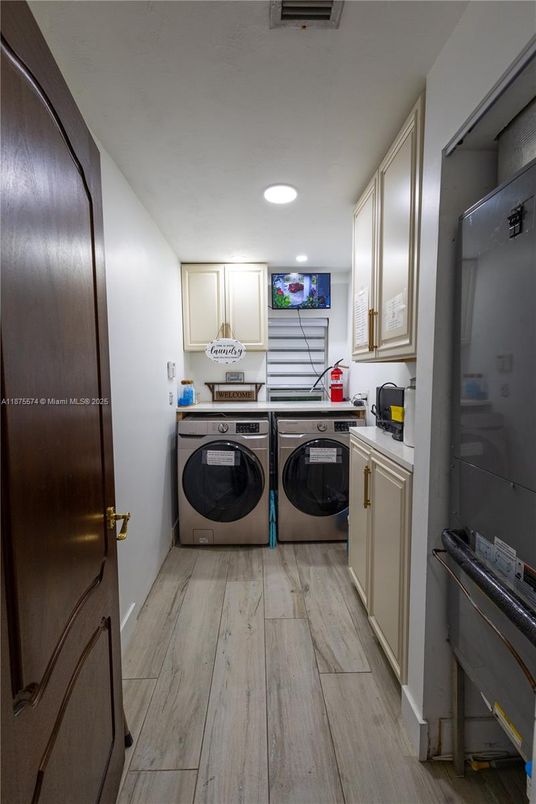 Interior, Recessed Lighting, Washer, Wood Texture Flooring