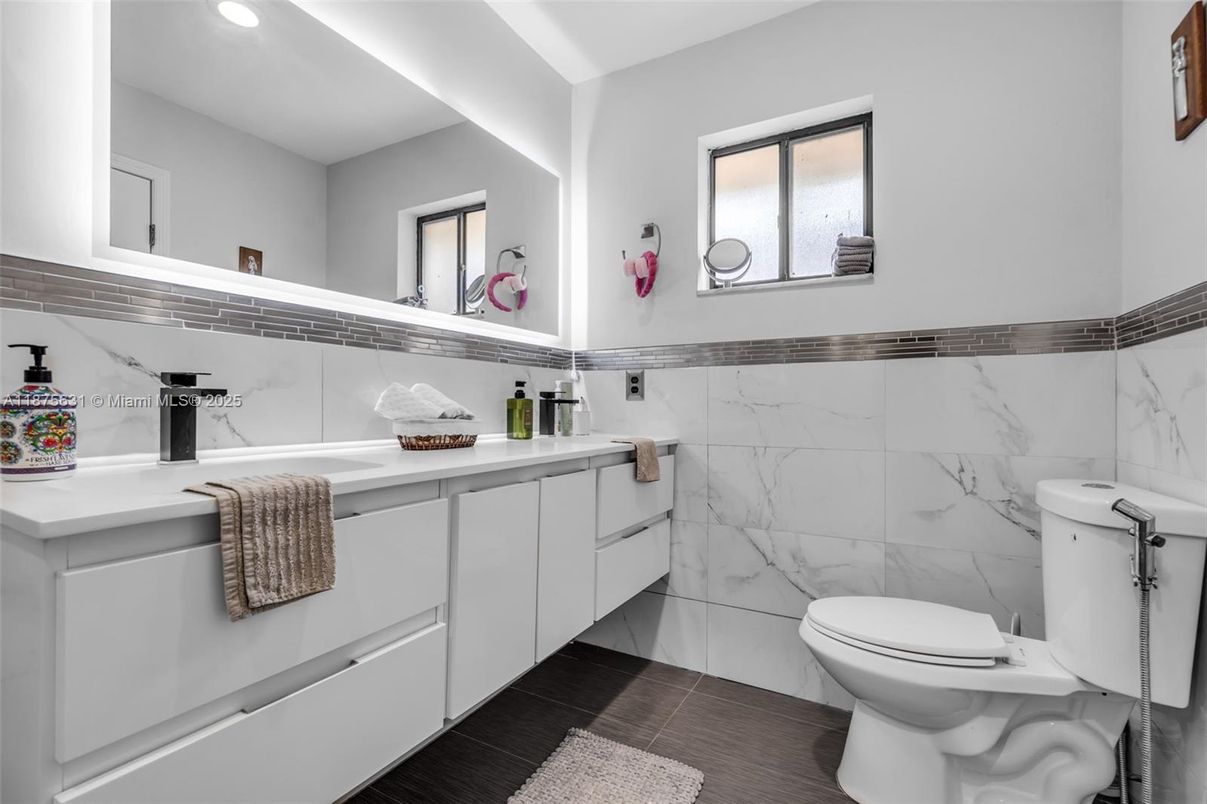 Bathroom, Interior, Marble Walls, Recessed Lighting