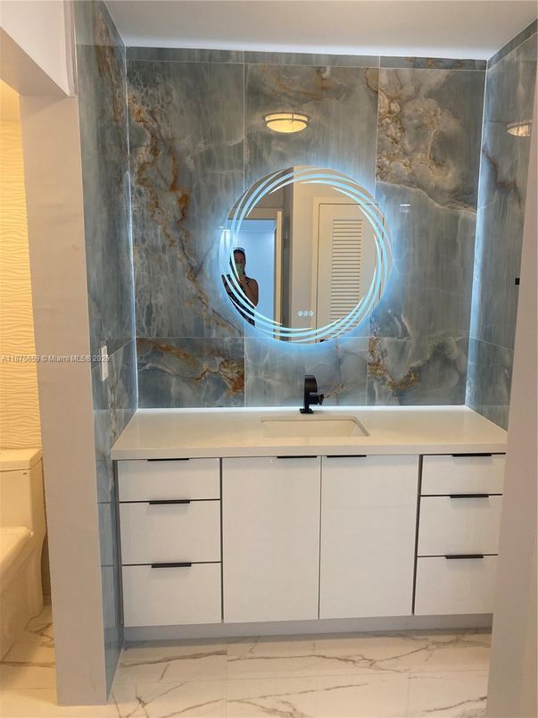 Bathroom, Interior, Marble, Marble Walls, Recessed Lighting