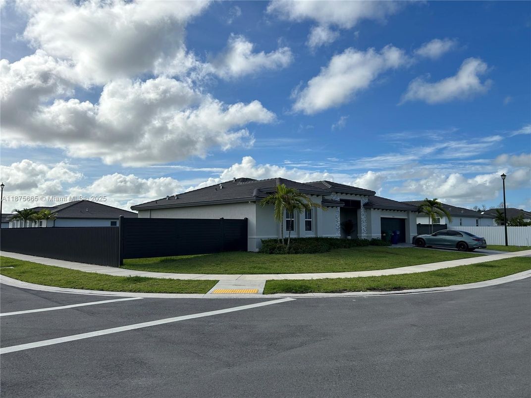 Attached, Exterior, Facade, Mediterranean