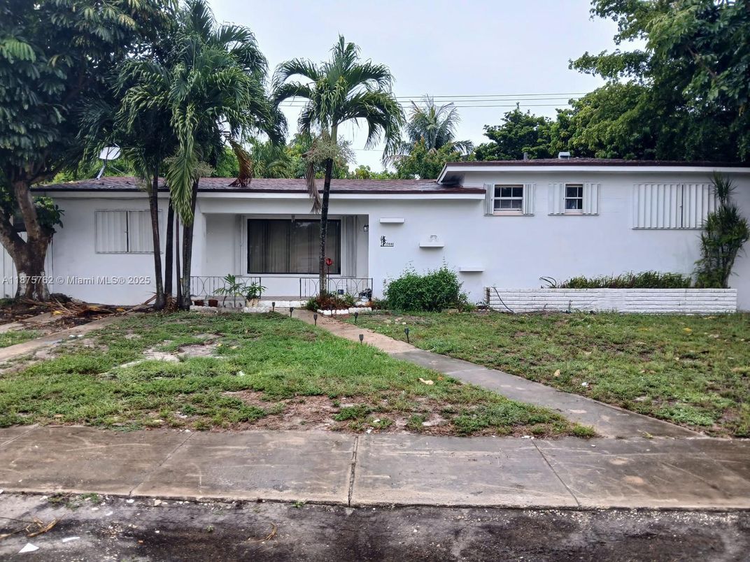 Exterior, Facade, Ranch