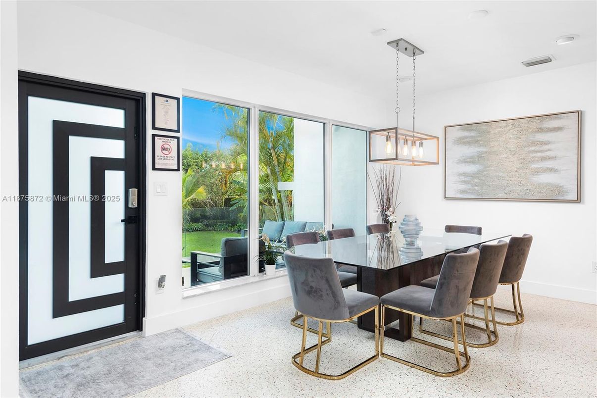 Dining room, Interior, Pendant Lights, Recessed Lighting