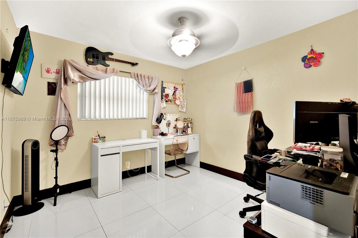 Home Office, Interior