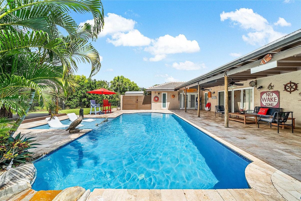 Exterior, Pool