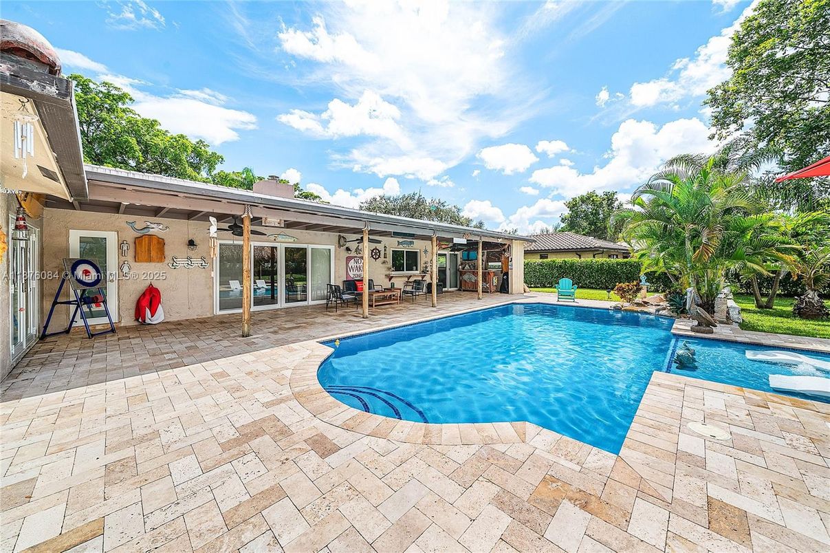 Exterior, Pool