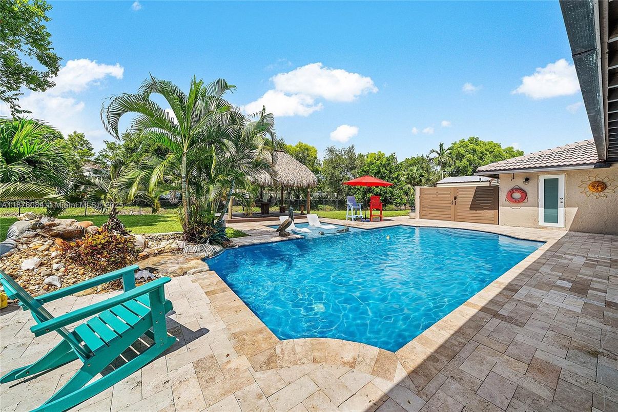 Exterior, Pool
