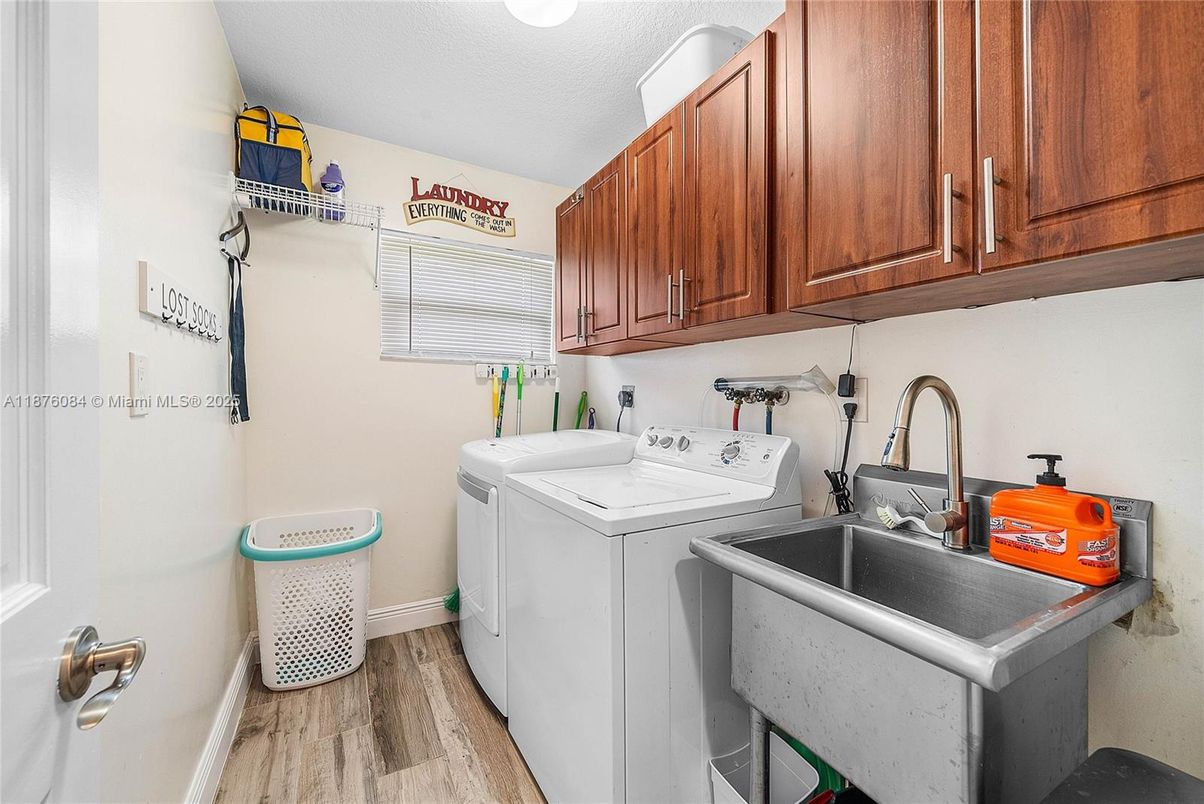 Interior, Washer, Wood Texture Flooring