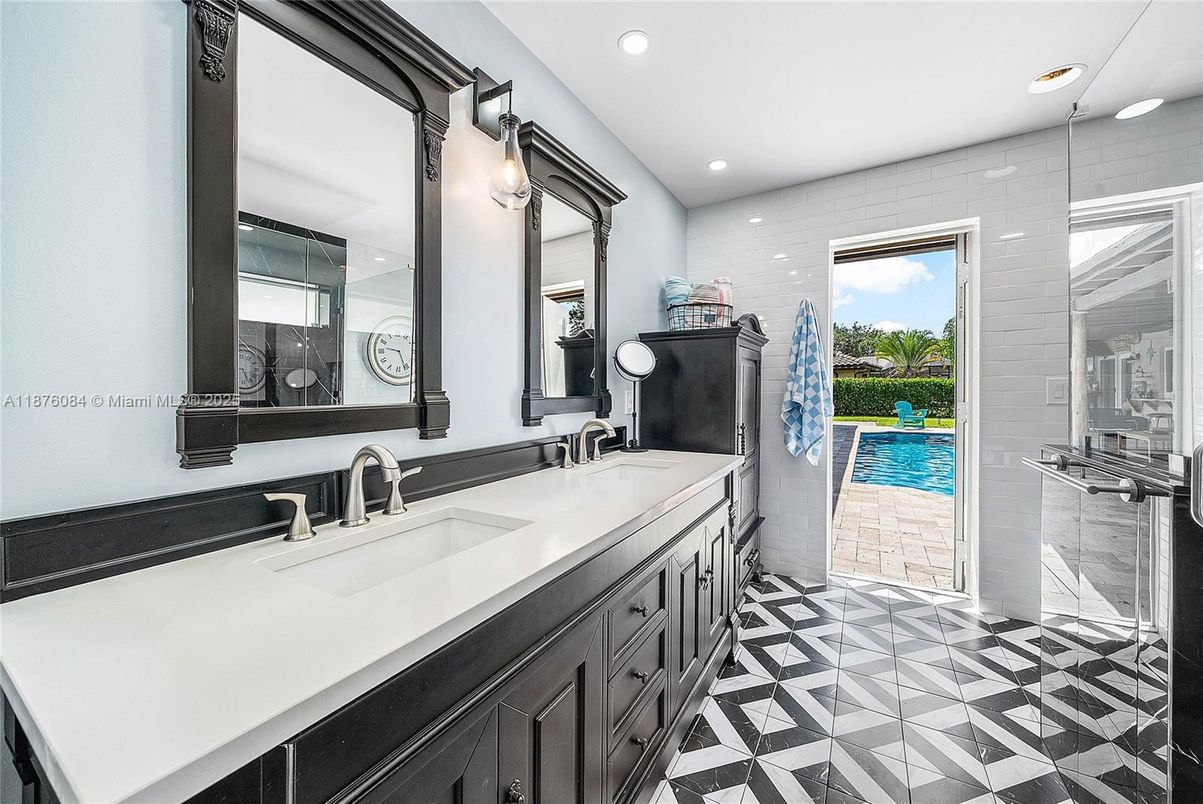 Bathroom, Dual Sink Vanities, Interior, Recessed Lighting
