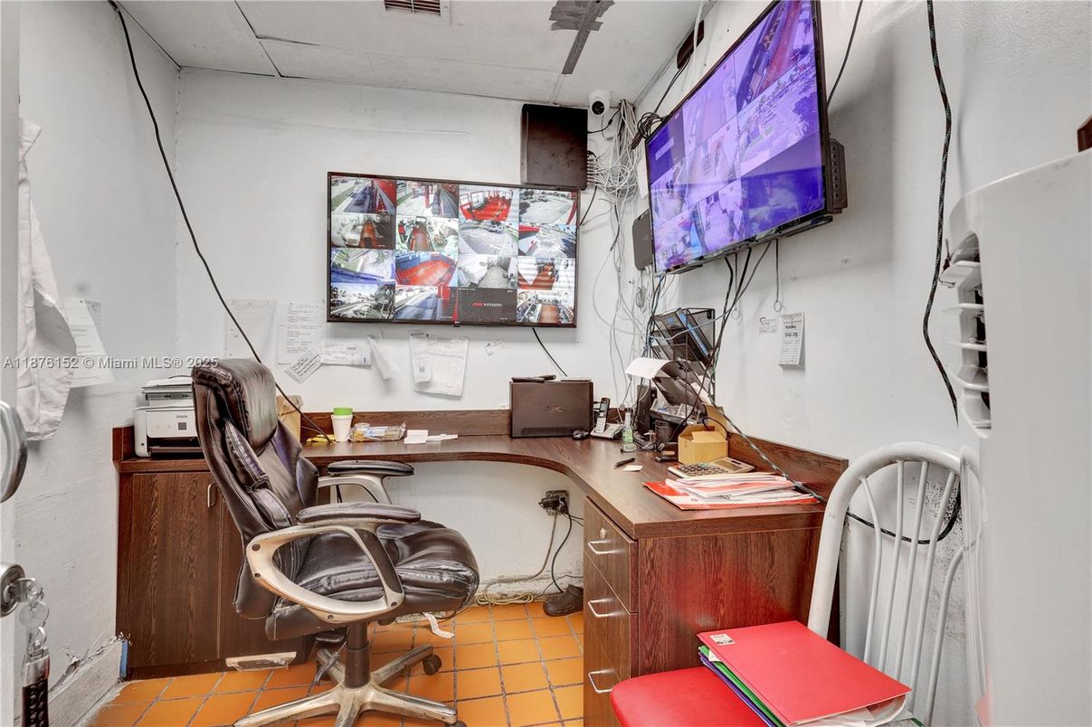 Home Office, Interior