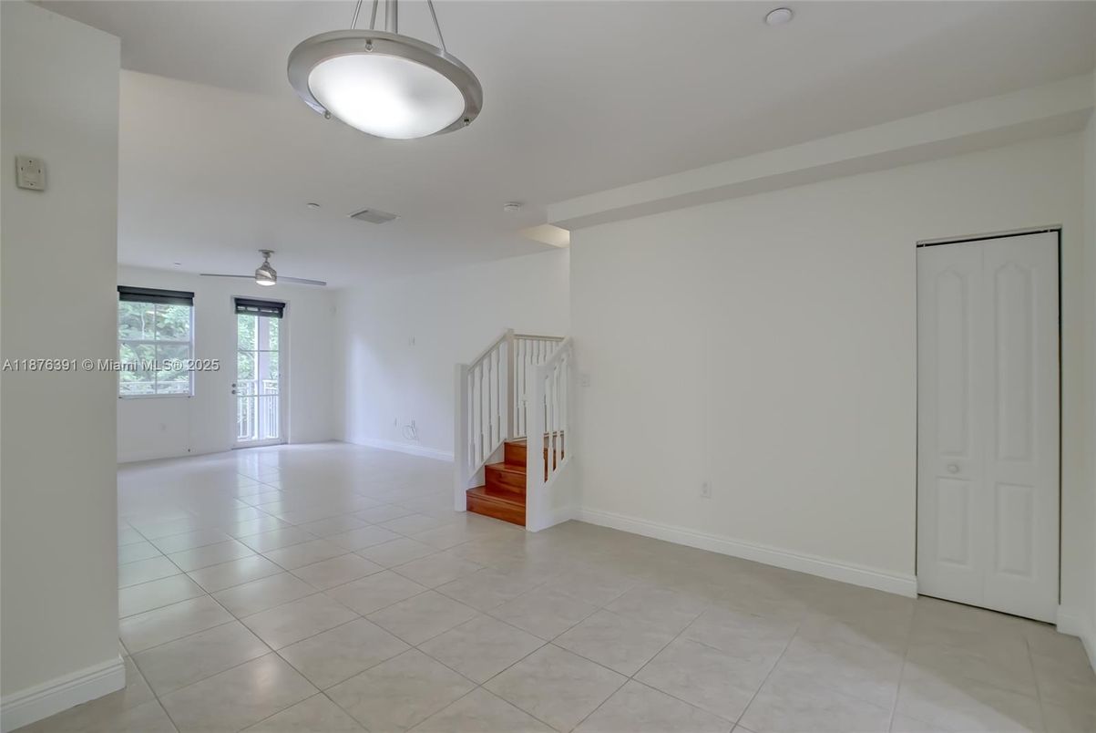 Empty room, Interior