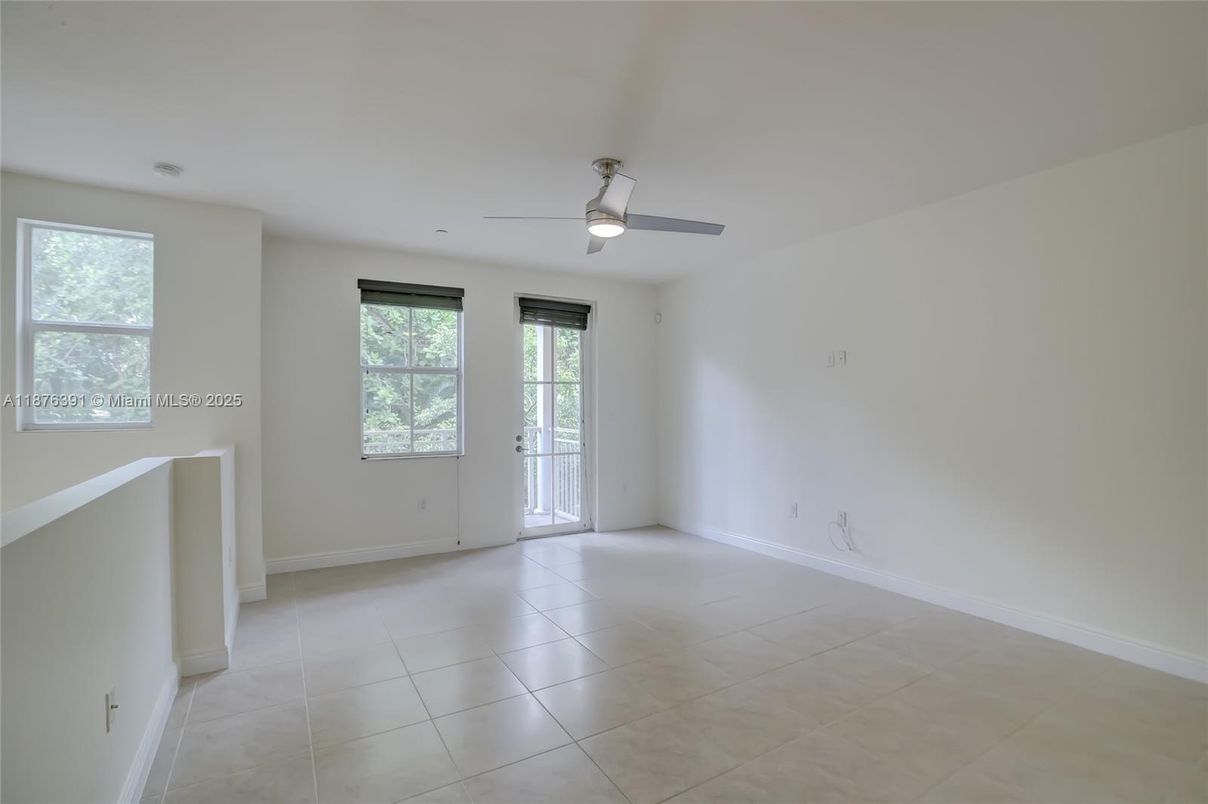Empty room, Interior