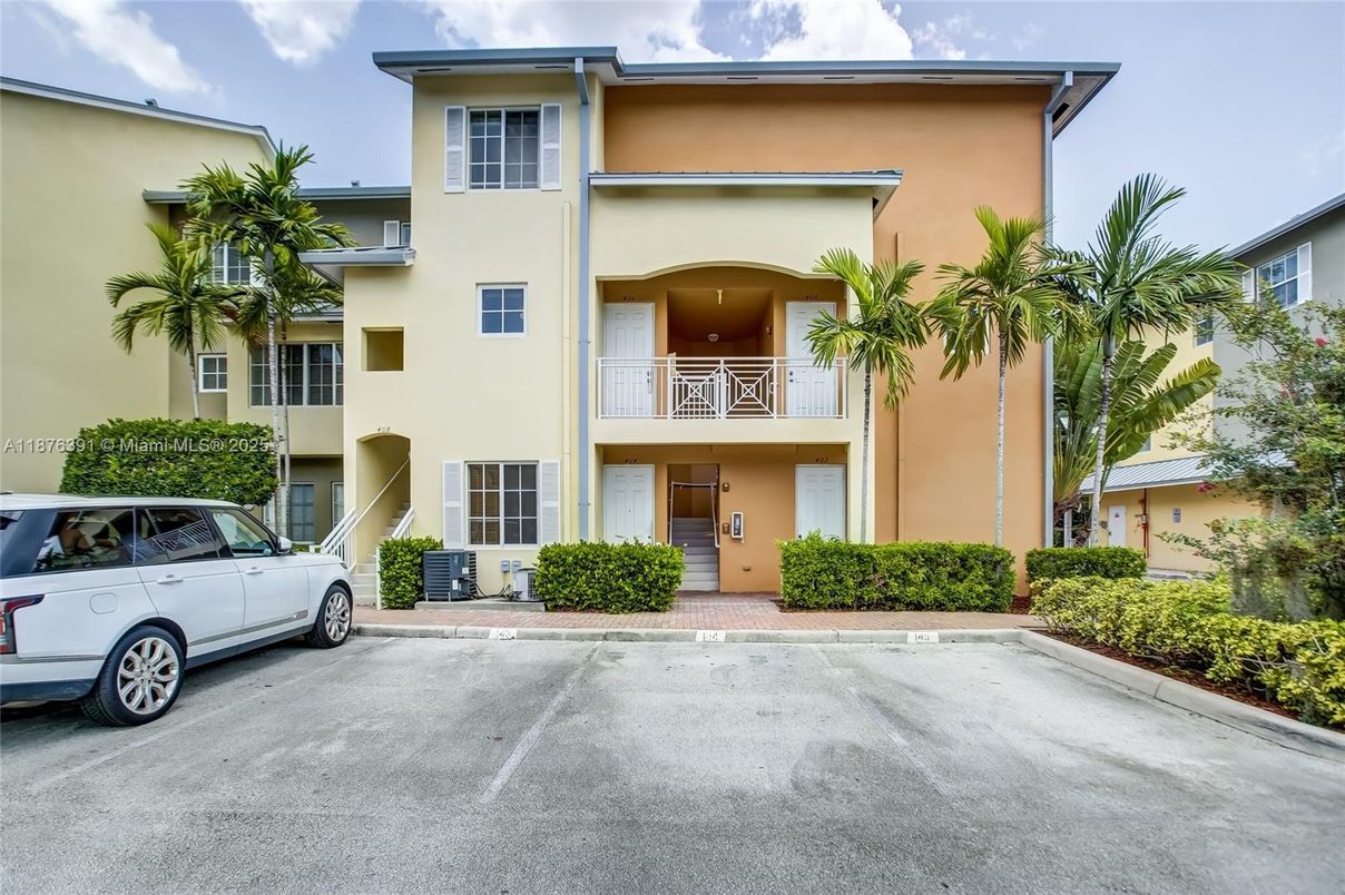 Exterior, Facade, Modern